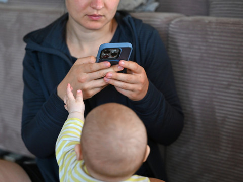 Aucun lien entre téléphone portable et cancer démontré, dit l'ANSES