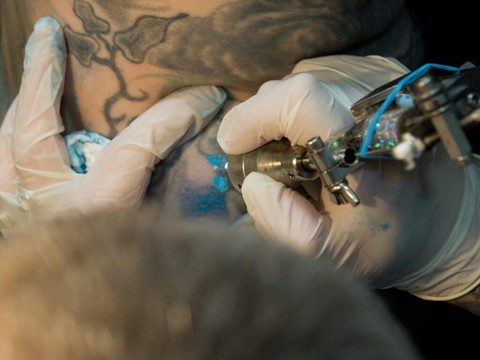 Les encres de tatouage perturbent le système immunitaire