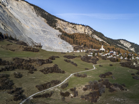 Risque d'effondrement d'une masse rocheuse entière levé à Brienz