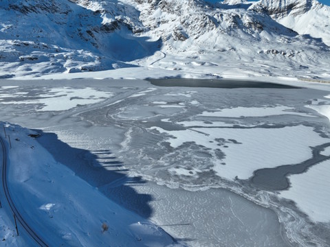 La glace d'un lac rompt près du col de la Bernina (GR): un mort