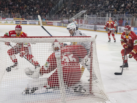 Fribourg a tenu bon à Bienne, succès pour Ajoie