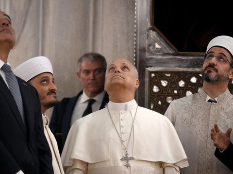 En Turquie, Léon XIV visite la Mosquée bleue d'Istanbul