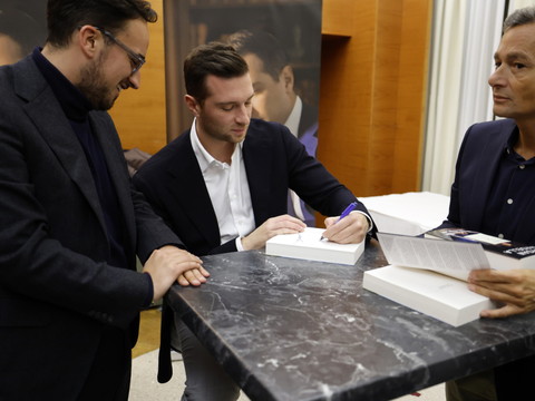 France: le chef du RN agressé lors d'une séance de dédicaces