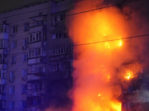 Ukraine: une attaque russe près de Kiev fait au moins un mort