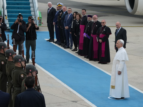 Le pape Léon XIV est arrivé au Liban