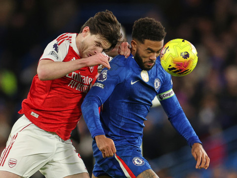 Premier League: Arsenal accroché par Chelsea, Liverpool revit