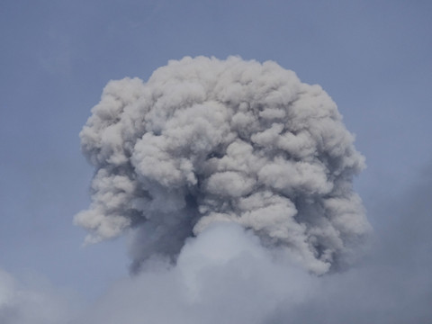 Colombie: un volcan, en alerte orange éruption, crache des cendres