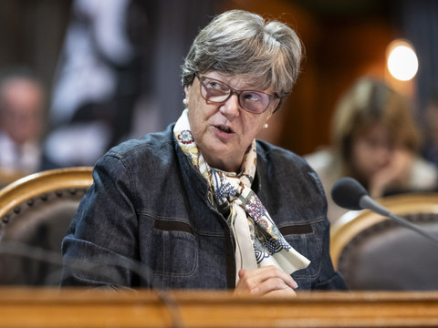 Le Parlement valide un soutien plus grand aux radios et TV locales