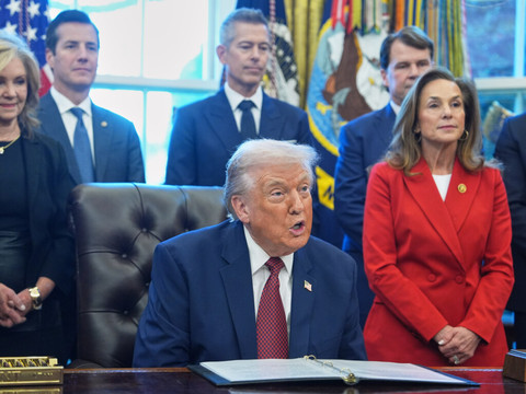 Trump supprime des restrictions sur la consommation des véhicules