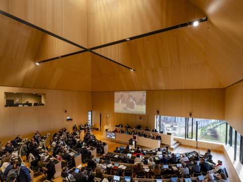 VD: les députés acceptent de baisser le salaire des fonctionnaires