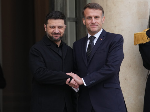 Macron annonce qu'il va rencontrer Zelensky, Starmer et Merz lundi