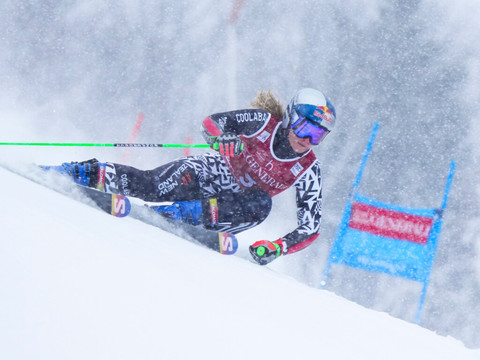Camille Rast au pied du podium, Alice Robinson s'impose