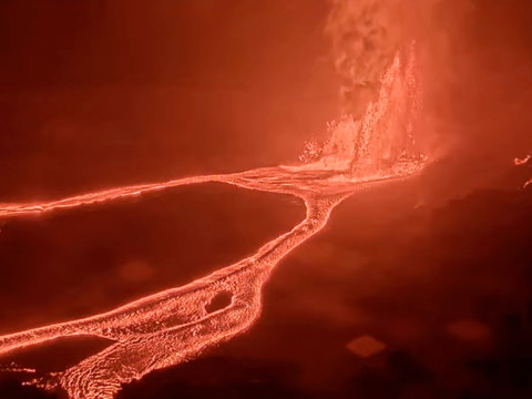 A Hawaï, les spectaculaires jets de lave du volcan Kilauea