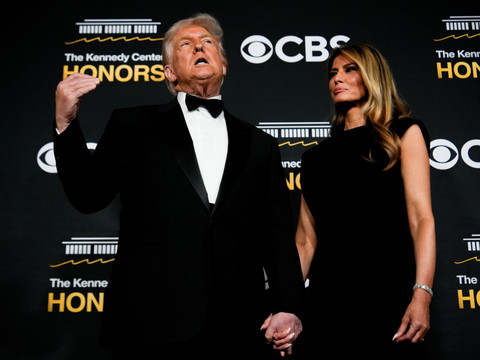 Trump sur la scène de la salle de spectacle de Washington