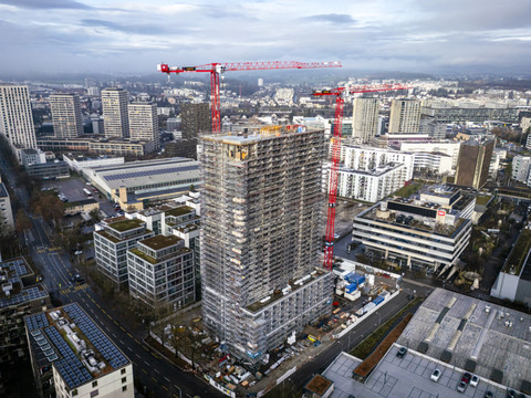 Un échafaudage de 80 mètres menace de s'effondrer à Zurich-Oerlikon