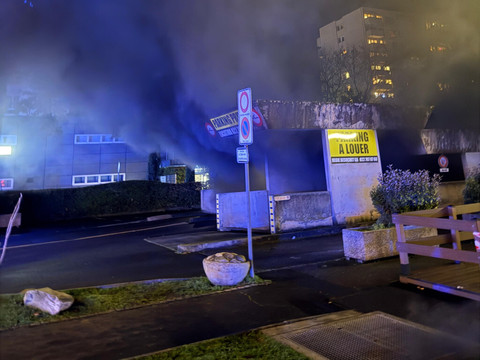 Des véhicules détruits par les flammes dans un parking à Thônex