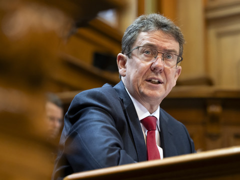 Le réseau FM peut continuer d'émettre en Suisse, dit le Parlement