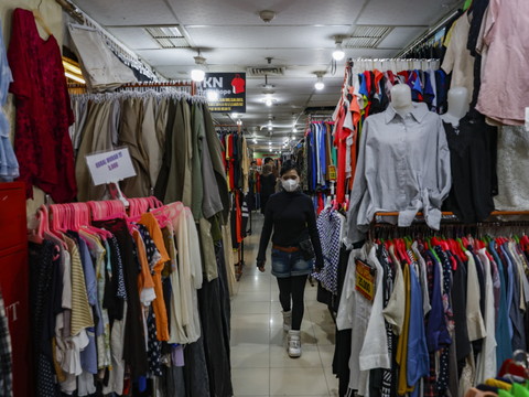 Les vêtements en polyester recyclé polluent plus (étude)