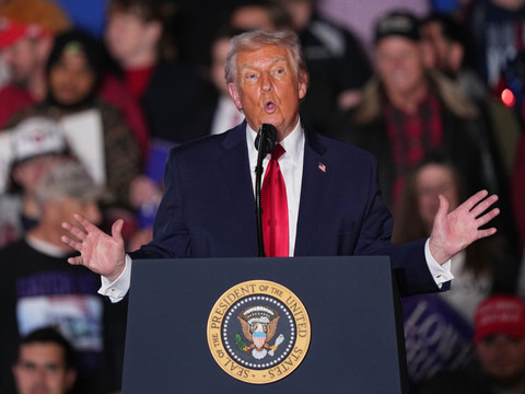 Trump assure que les prix baissent 