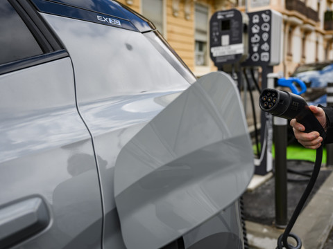 Voitures neuves: les hybrides rechargeables continuent de séduire