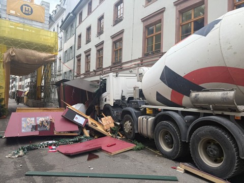 Un camion percute trois stands d'un marché de Noël à Bâle