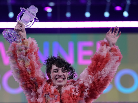 Nemo a retiré le trophée de l’Eurovision de son étagère