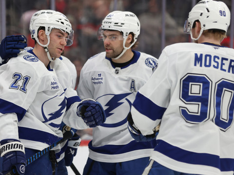 Des assists et de larges victoires pour Josi et Moser