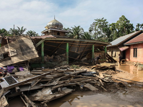 Indonésie: les inondations ont fait plus d'un millier de morts