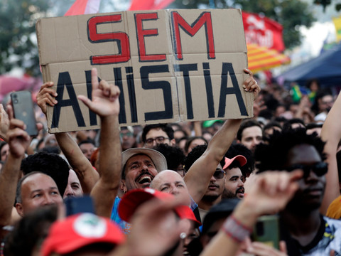 Les Brésiliens crient 