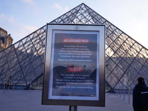 Louvre: le musée n'a pas ouvert ses portes lundi matin