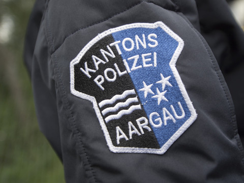 Un train des CFF passe sur une dalle en béton à Aarau