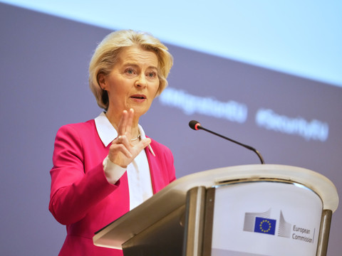 Auto: l'UE prête à assouplir l'objectif du tout-électrique en 2035