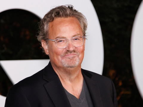 Un médecin lié à la mort de Matthew Perry assigné à résidence