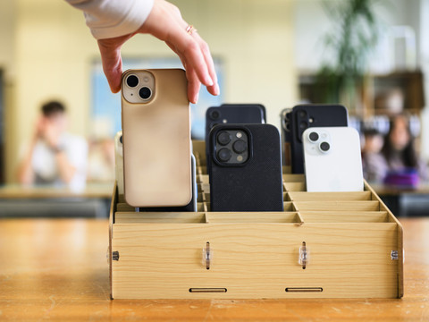 Interdiction des téléphones portables à l'école votée à Fribourg