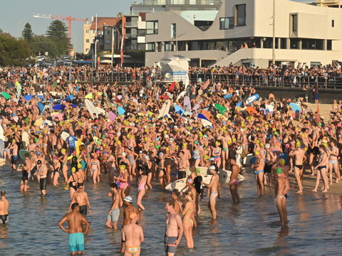 Attentat de Sydney: hommage des nageurs aux victimes
