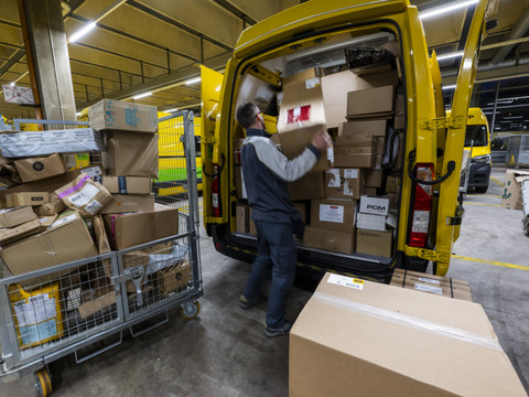 La Poste doit continuer de distribuer les zones isolées