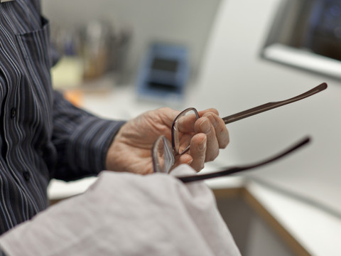 Quatre Suisses sur cinq portent des lunettes ou des lentilles