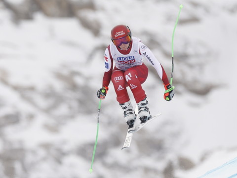 Hütter s'impose en descente, les Suissesses larguées