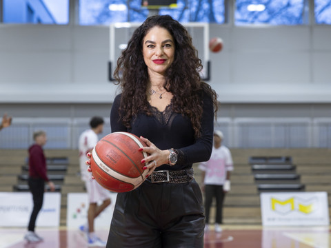 Une femme à la tête de basketteurs masculins