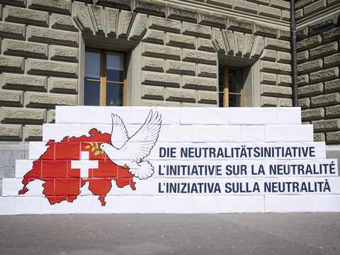 Neutralité définie dans la Constitution: le camp bourgeois divisé