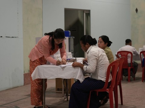 Les Birmans ont voté pour des élections contestées