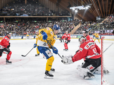Spengler: Davos bat le Team Canada mais passera par les quarts