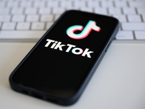 Sur TikTok, le business lucratif des faux comptes d'actualités