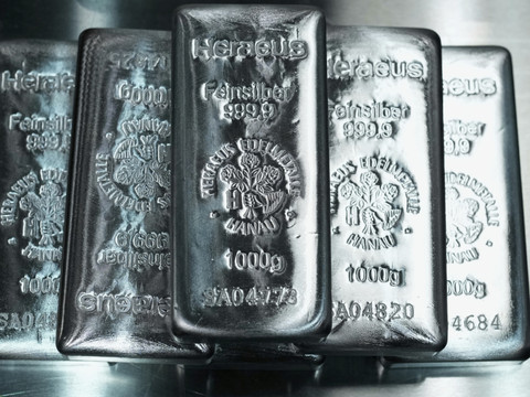 L'argent monte, en proie à une forte volatilité