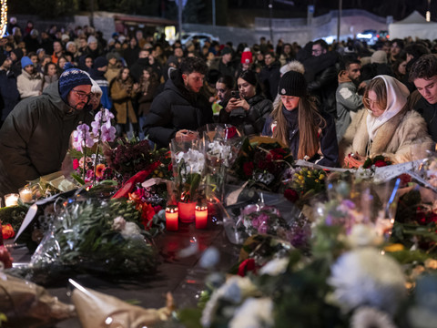 Des centaines de personnes rendent hommage aux victimes