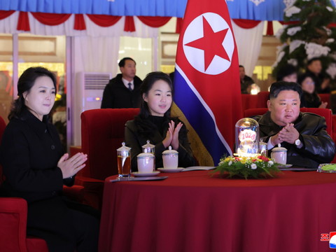 La fille de Kim Jong Un visite le mausolée des anciens dirigeants