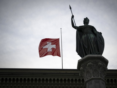 Crans-Montana: les drapeaux en berne en Suisse et dans le monde