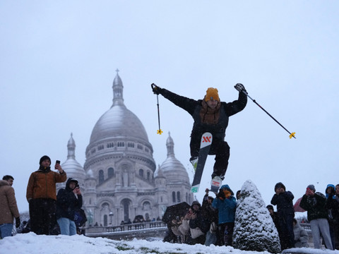 Neige: plus de 900 km de bouchons autour de Paris - Vols réduits