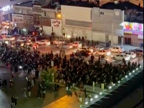 Des Iraniens dans les rues de Téhéran vendredi soir