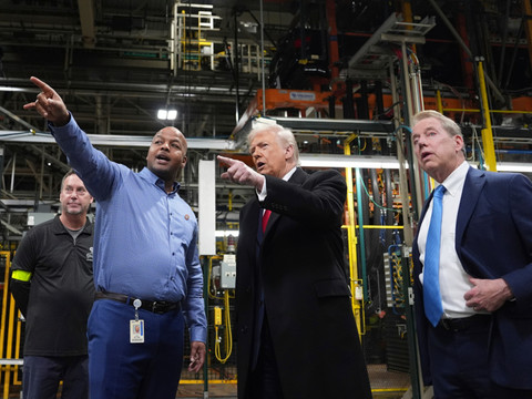 Trump filmé faisant un doigt d'honneur pendant une visite d'usine